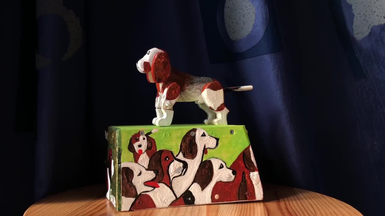 木制的复古玩具狗比格犬视频下载