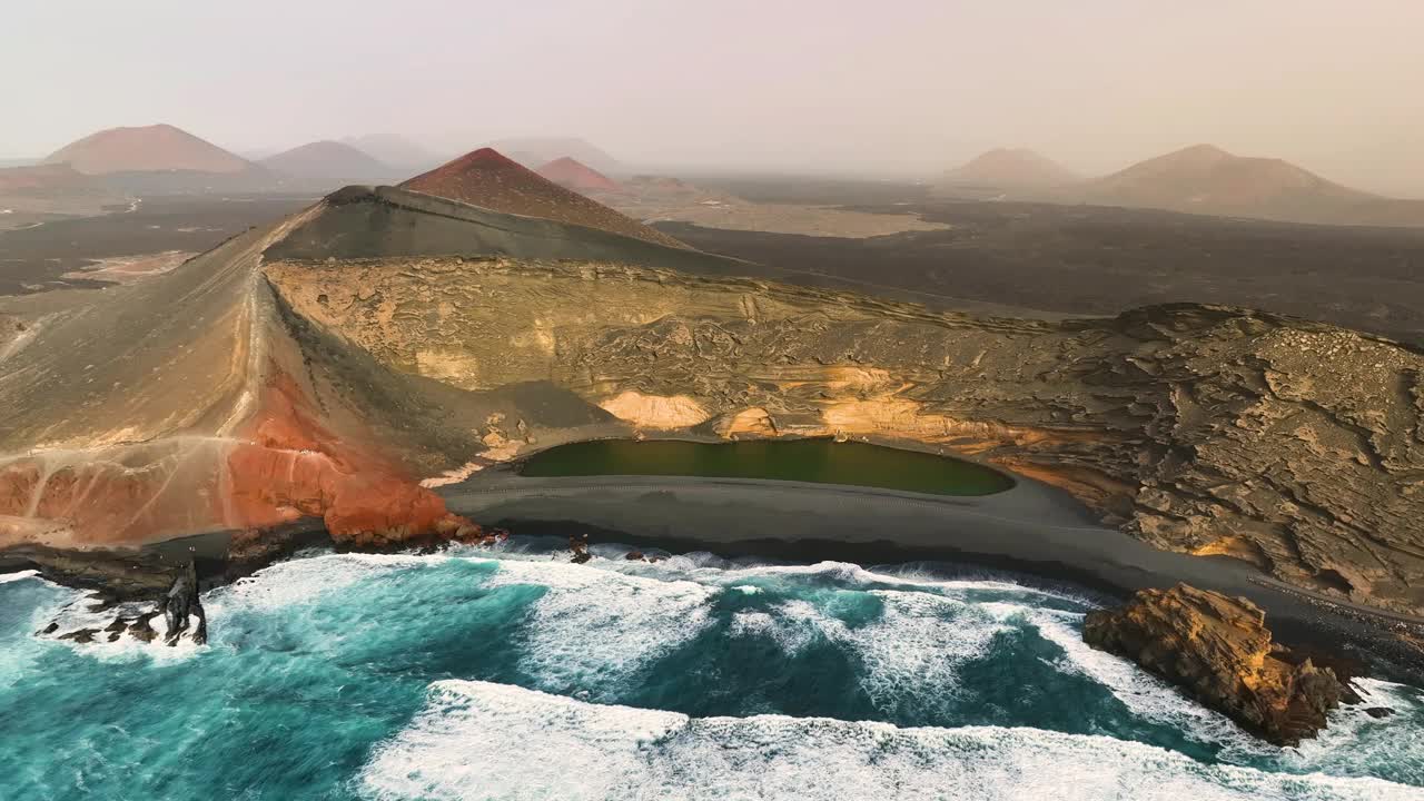 西班牙加那利群岛兰萨罗特岛火山湖和海滩鸟瞰图视频素材