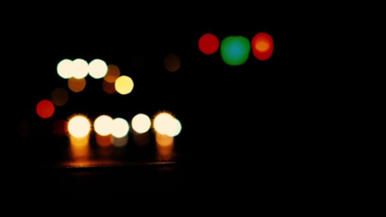 模糊的夜景。城市速度交通灯模糊的照片。街头生活散景图像。街道上的交通和汽车散焦图像。大城市道路虚化图像。迷离夜城。视频下载
