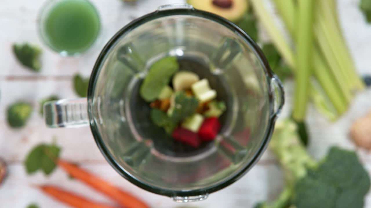 新鲜水果和蔬菜冰沙混合在搅拌机视频下载