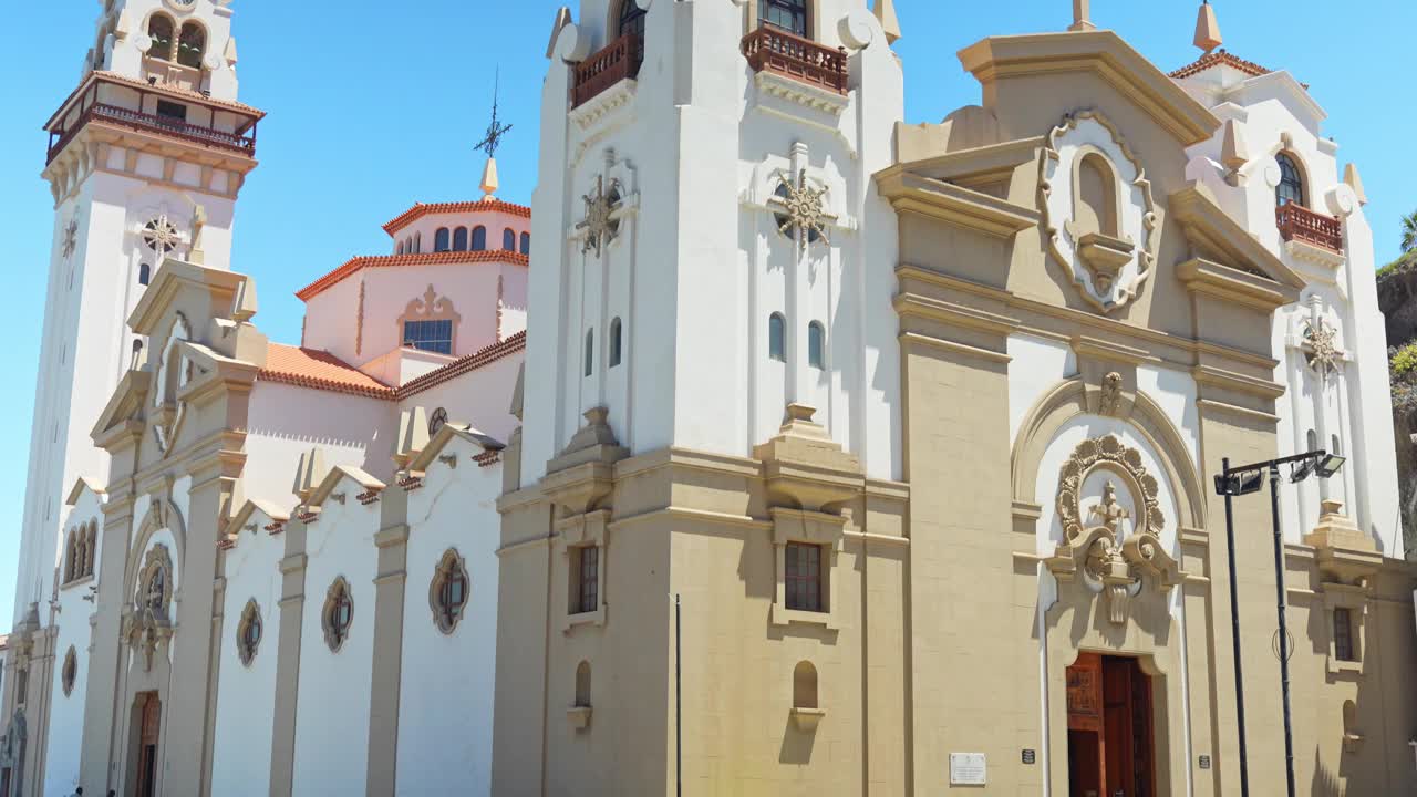 地中海国家的Pan Up教堂，Basílica De Nuestra Señora De La Candelaria在特内里费岛视频下载