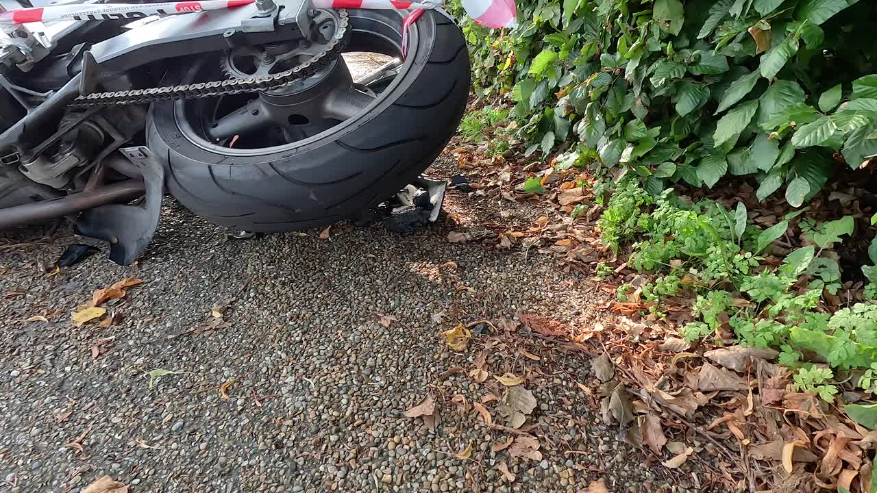 事故。一辆坏掉的摩托车躺在路边。视频下载