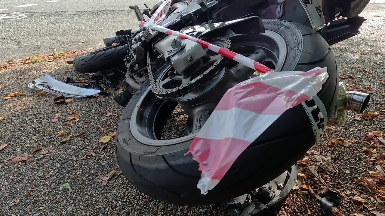 事故。一辆坏掉的摩托车躺在路边。视频下载