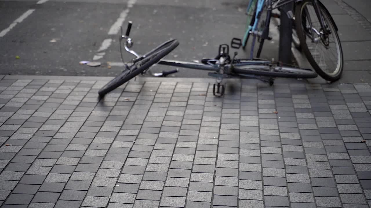 城市生活。街上翻倒的自行车。视频下载