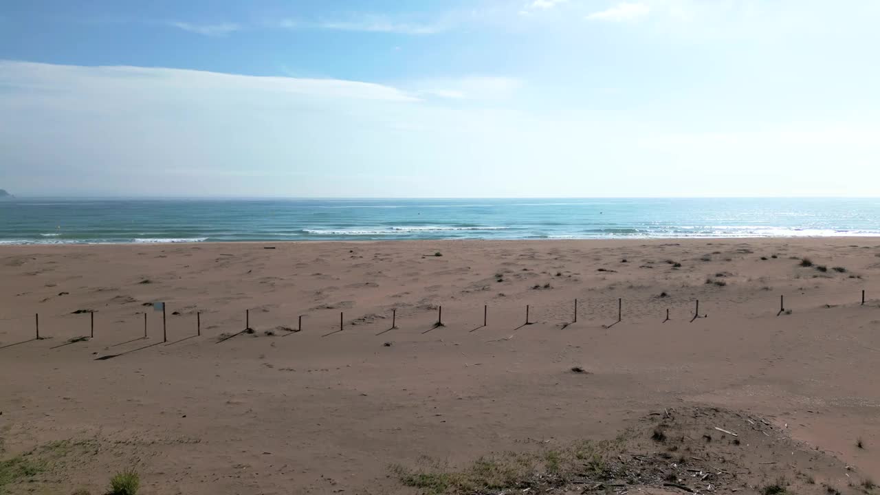 海浪冲击空旷海滩的鸟瞰图视频素材