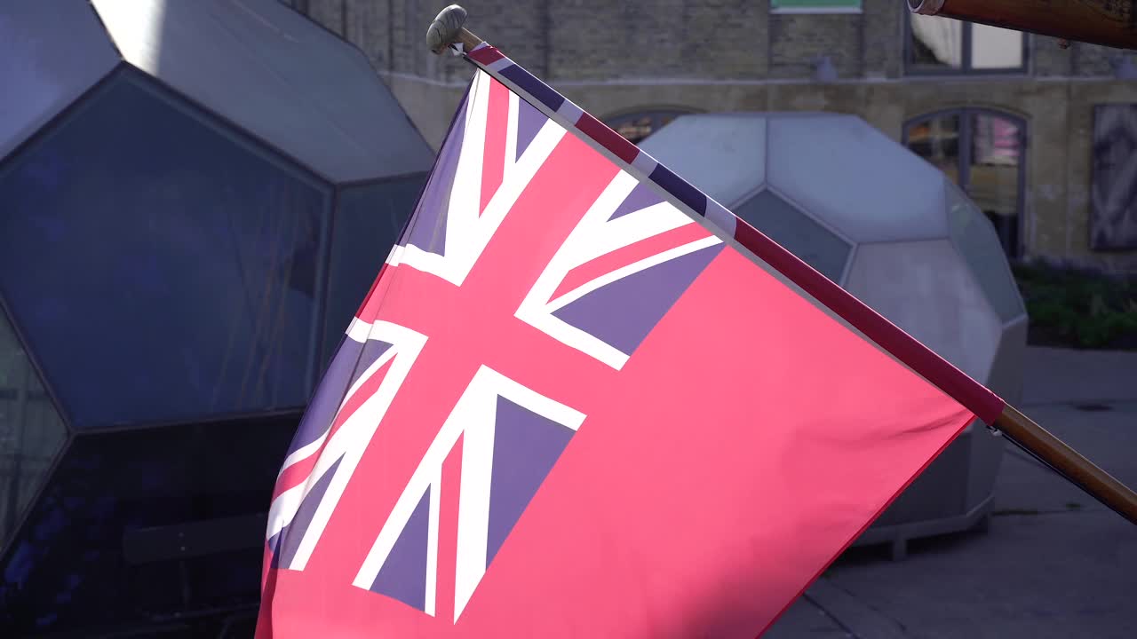 英国海军少尉。英国商船旗。视频下载