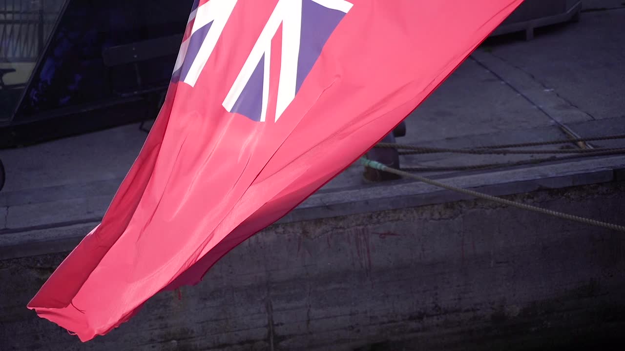 英国海军少尉。英国商船旗。视频下载