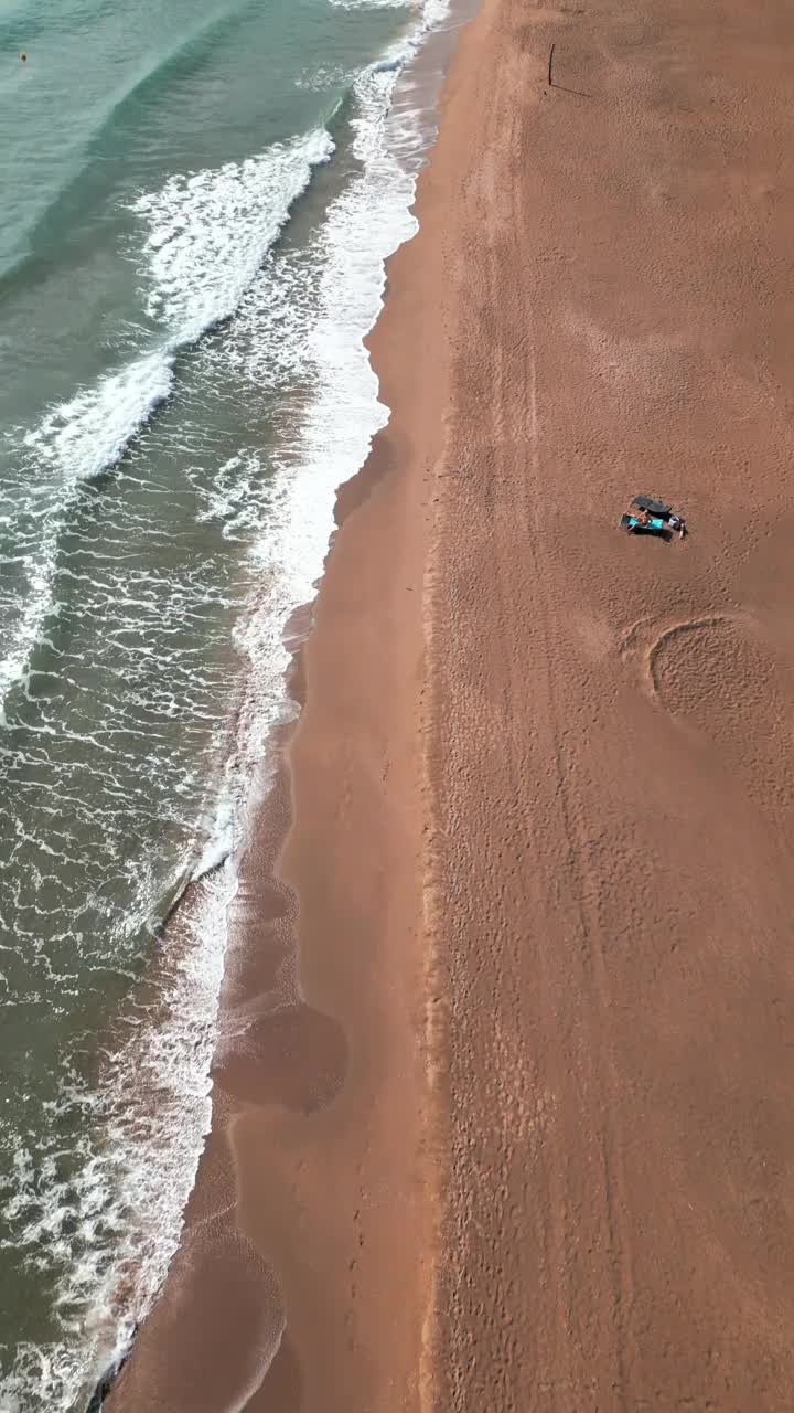 海浪冲击空旷海滩的鸟瞰图视频素材