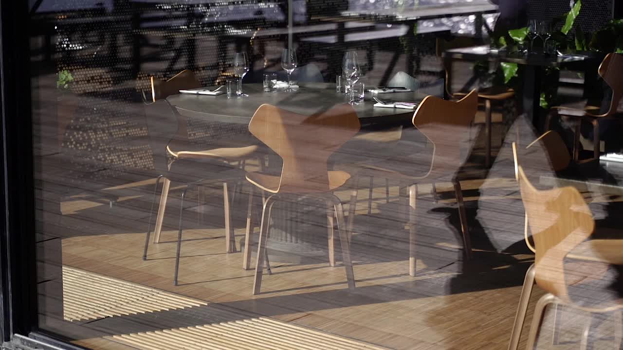 餐厅内部玻璃后面。餐馆里的桌子。圆桌布置。视频下载
