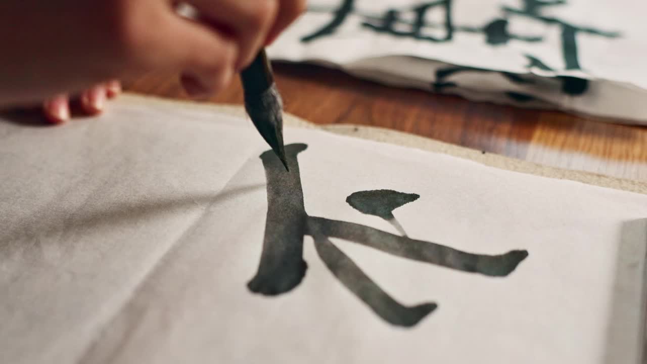 手，毛笔写作和古代字体的艺术和脚本，书法和特写与字母。日本，创意和复古工具，画笔和人笔画与传统文具视频下载