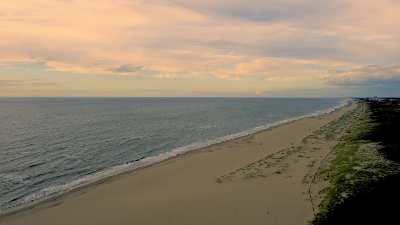 美丽的荷兰海岸线的北欧海日落视频素材
