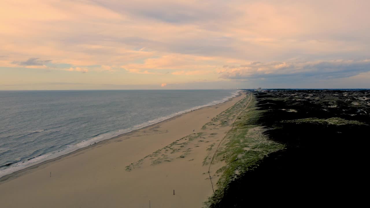 美丽的荷兰海岸线的北欧海日落视频素材