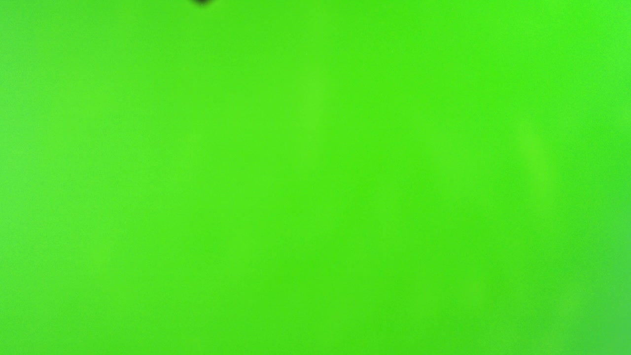 锤子击穿玻璃的超级慢镜头，在绿色屏幕背景下破碎视频下载