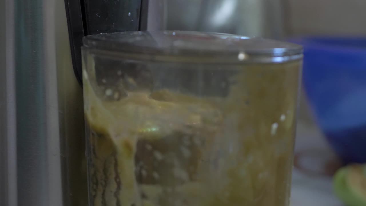 切成薄片的熟苹果被放进厨房的搅拌器里视频下载