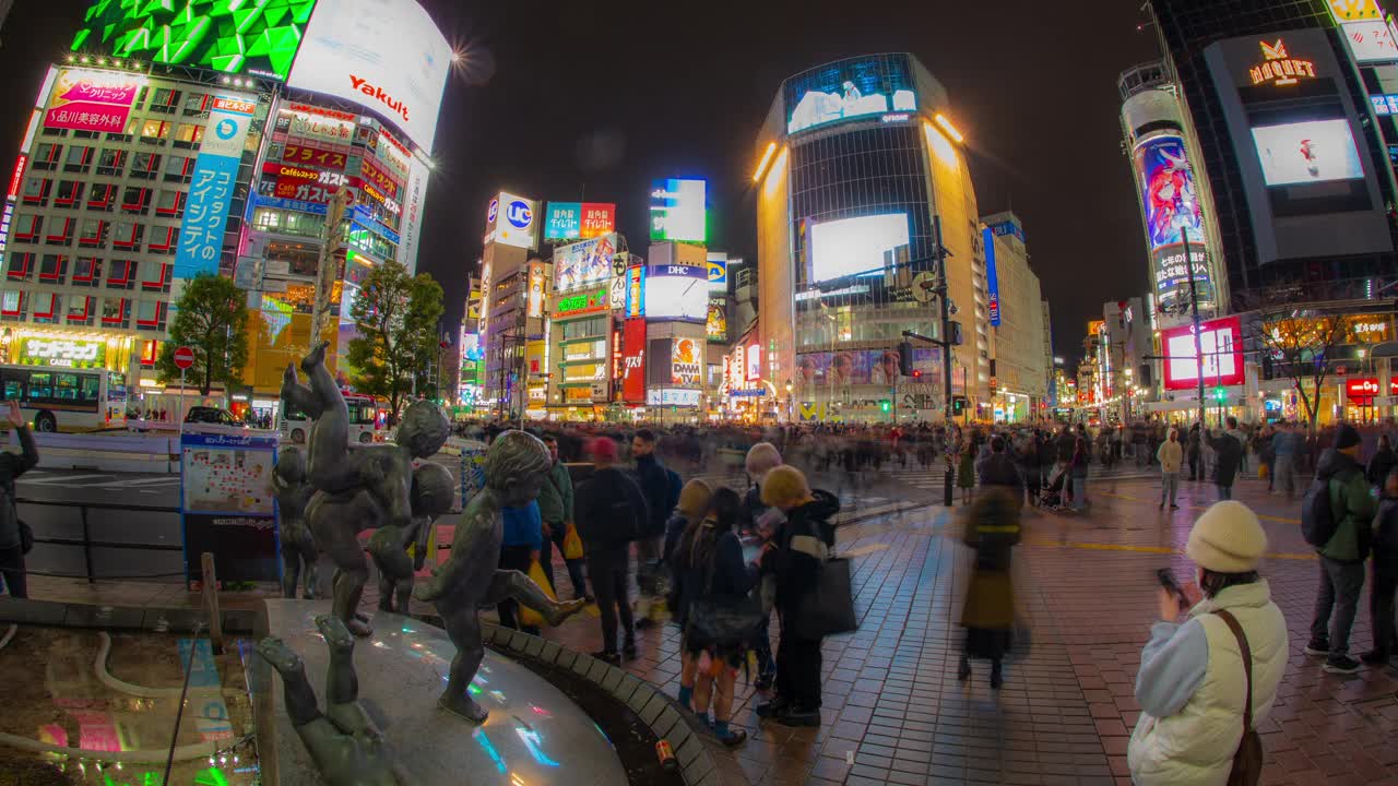 东京夜晚涩谷穿越夜晚延时交叉模糊的人视频下载