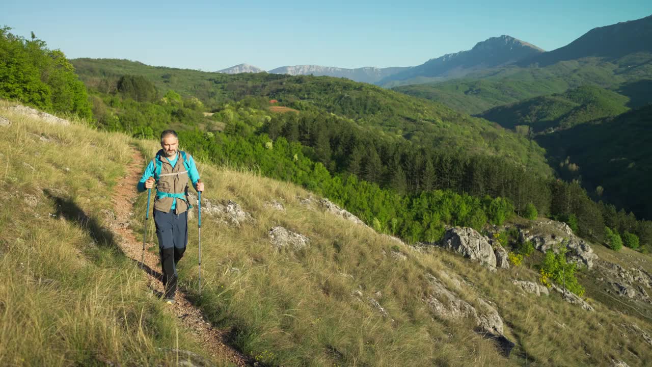 一个人在山里徒步旅行视频下载