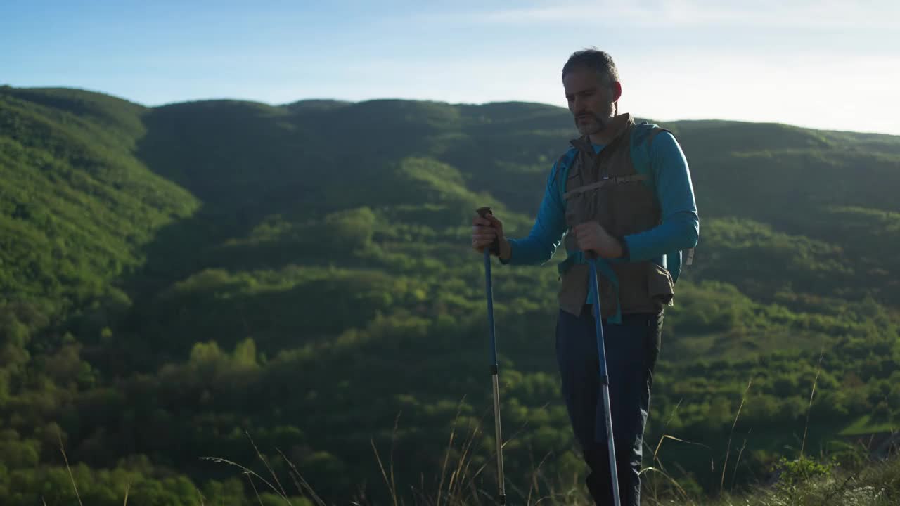 一个人在山里徒步旅行视频素材