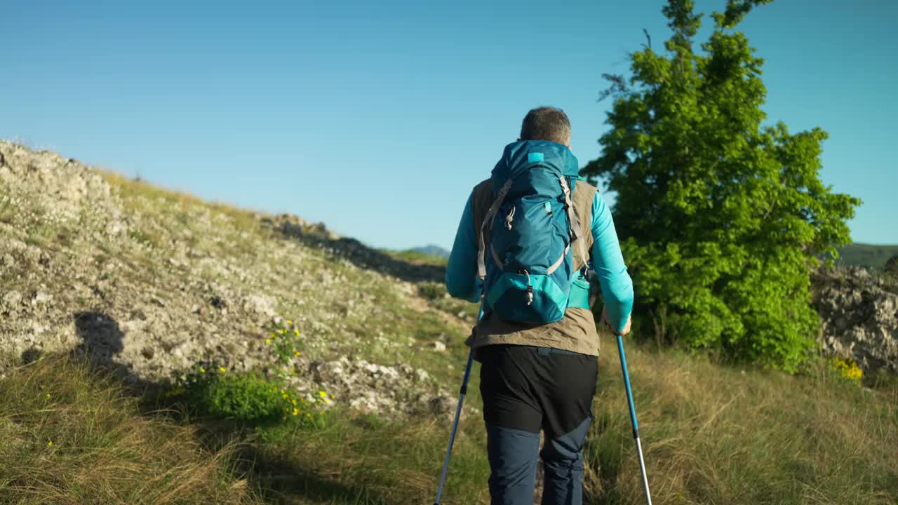 一个人在山里徒步旅行视频素材