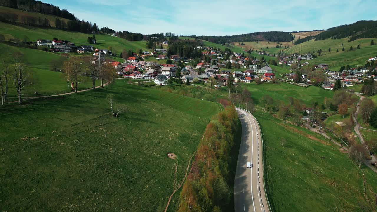 德国的小山村，柏油汽车公路穿过山丘视频下载