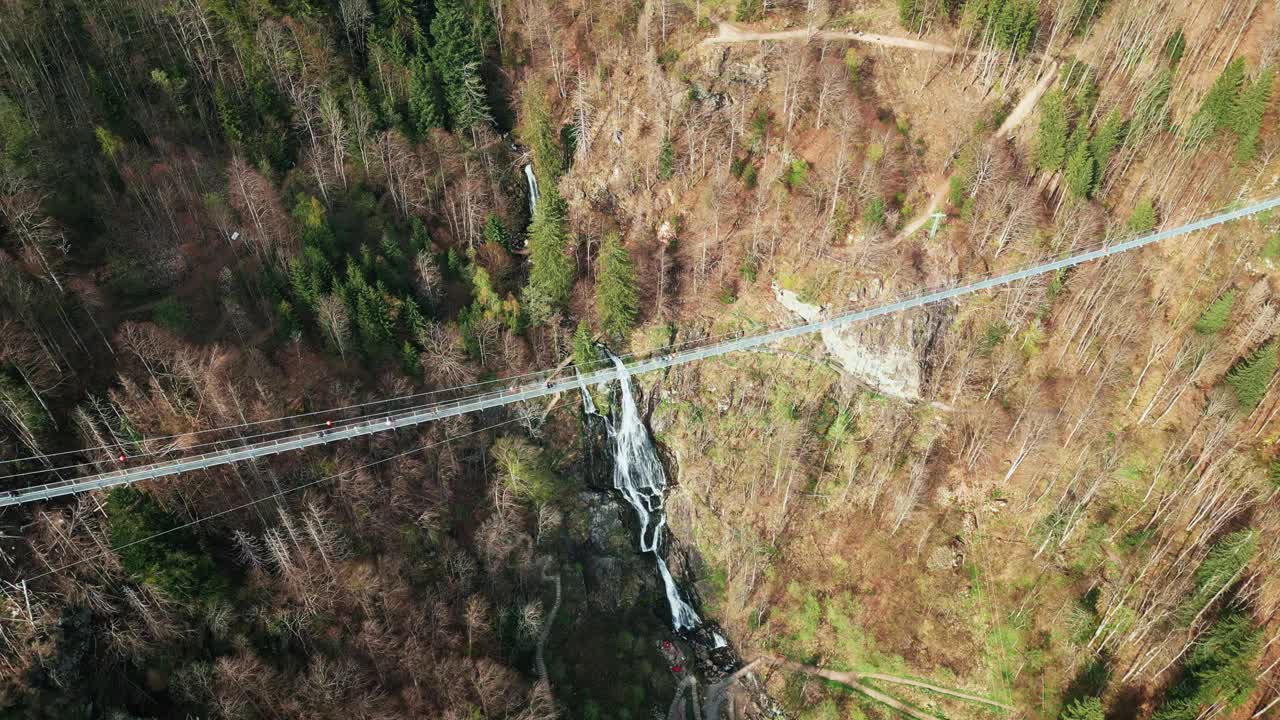 Hangebrucke和Todtnauer Wasserfall。德国南部的吊桥视频下载