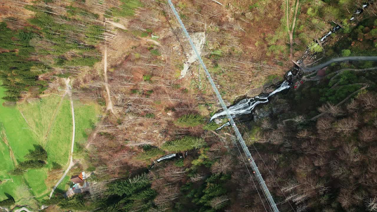 德国南部Todtnau吊桥和瀑布的鸟瞰图视频下载