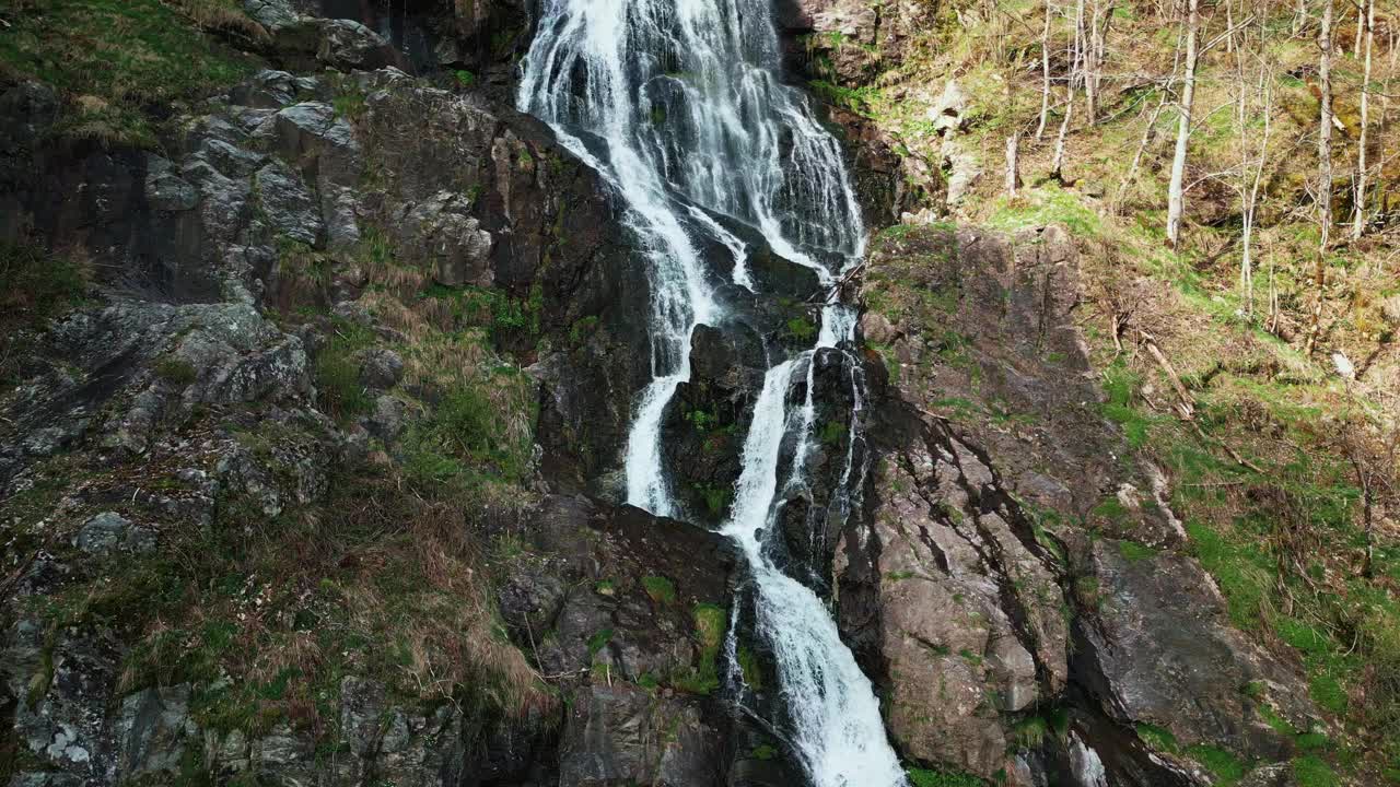 德国南部黑森林的托德瑙尔瀑布。山间流水视频下载