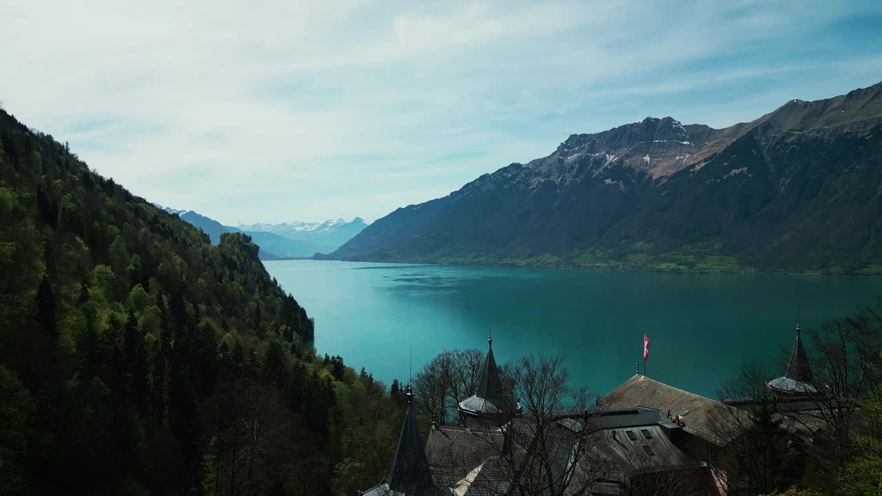 瑞士的Brienzersee。瑞士风景如画的绿松石湖视频下载