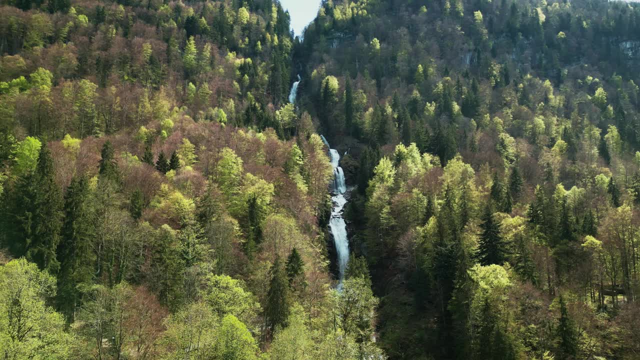 瑞士风景如画的吉斯巴赫瀑布。田园般的自然景观视频下载