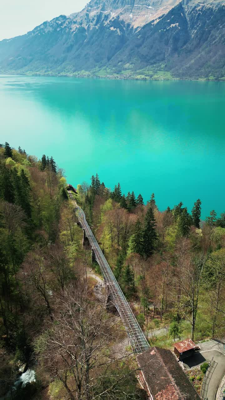 瑞士吉斯巴赫瀑布附近的缆车，有湖泊和山脉视频下载