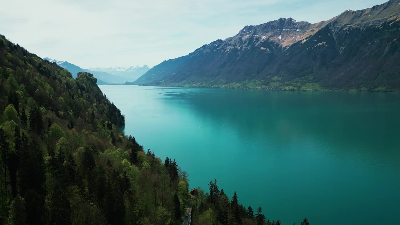 湖水碧绿的吉斯巴赫湖。风景如画的湖泊和落基山脉视频下载