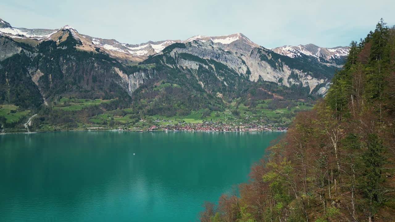 风景如画的自然景观，有湖泊、多岩石的雪山和布里恩茨城视频下载