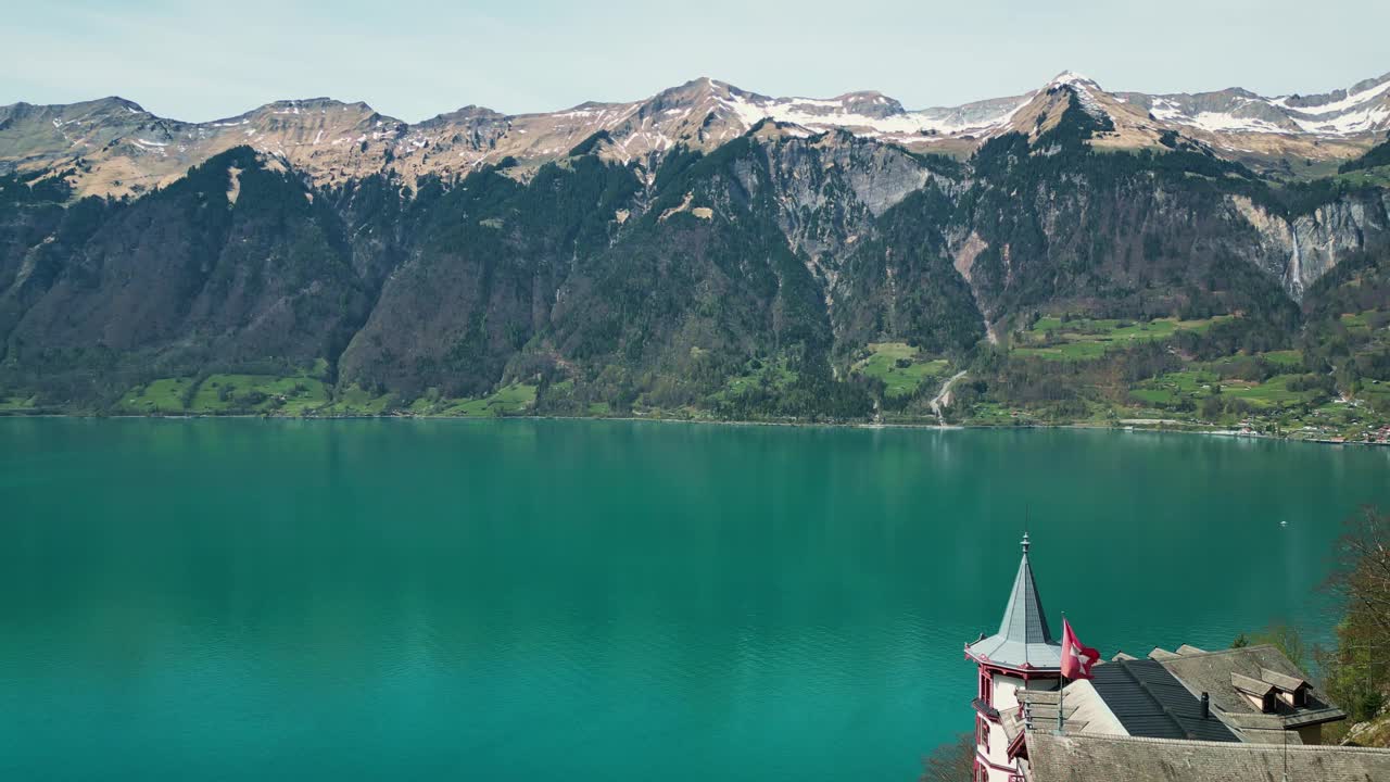风景如画的布里恩茨湖，碧绿的湖水和白雪皑皑的岩石山脉视频下载