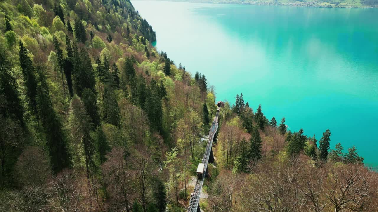 布里恩茨湖的缆车和移动的火车。湖水碧绿清澈视频下载