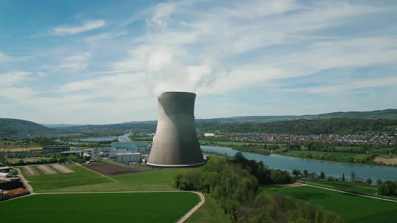 核电站。德国南部带有冷却塔的核电站视频下载