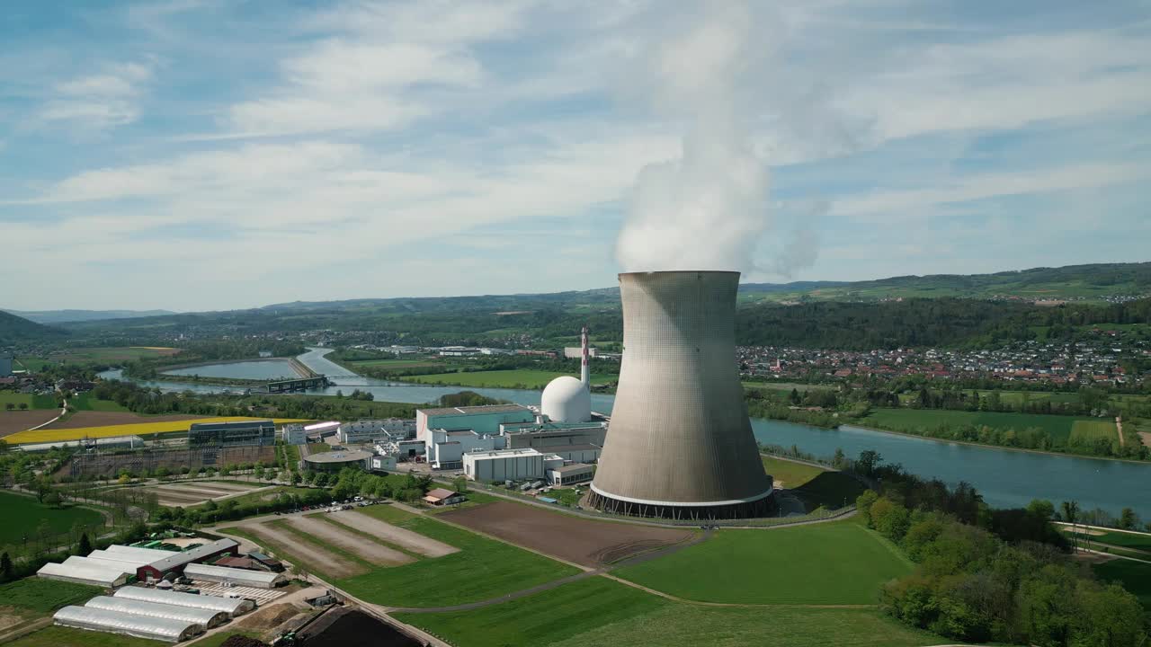 原子核电站，有冷却塔、烟囱和锅炉房视频下载
