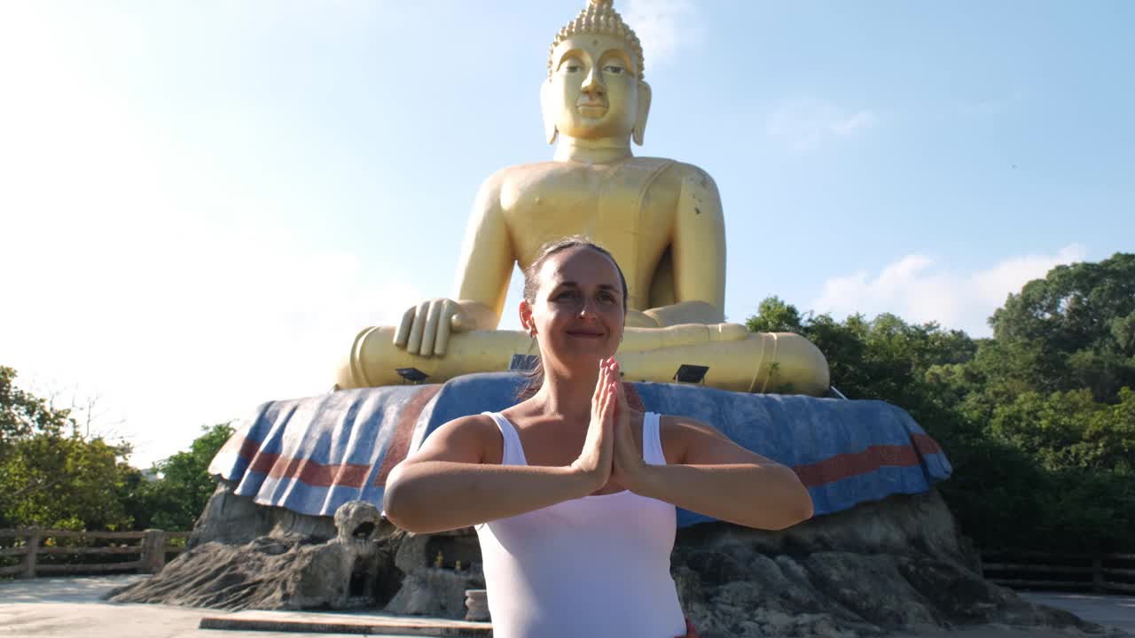 在佛像前做瑜伽的女性视频下载