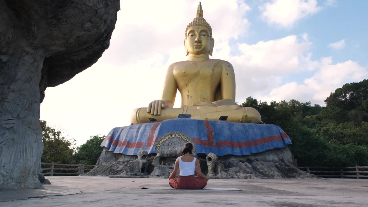 一名女性在佛像前练习瑜伽视频下载