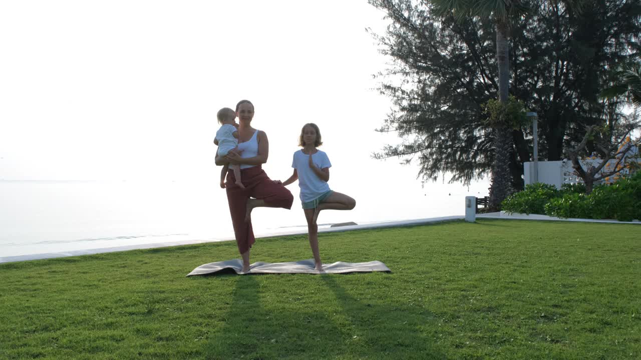 母亲带着孩子在海边做瑜伽视频下载