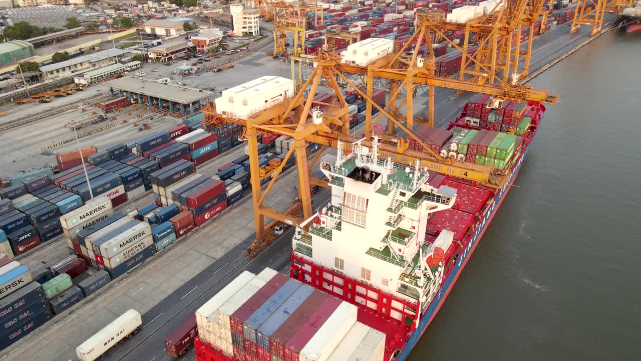一艘满载货物的集装箱船停靠在港口的船场视频下载