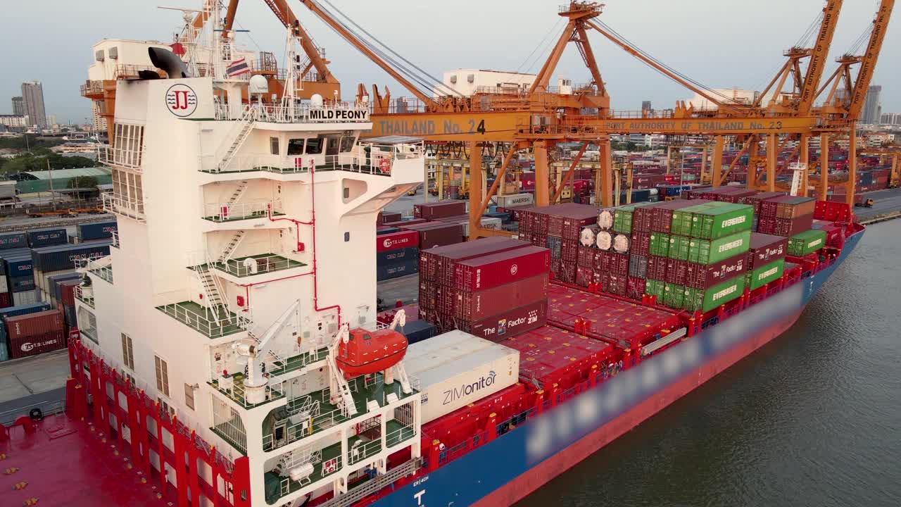 一艘满载货物的集装箱船停靠在港口的船场视频下载