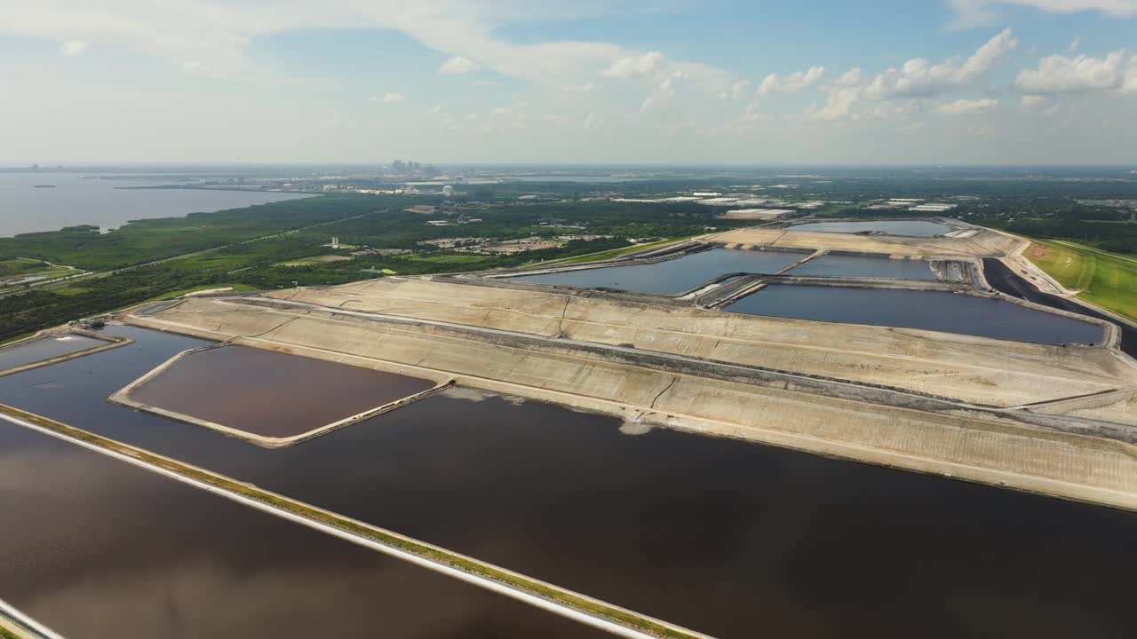 河景磷石膏堆，大型露天磷石膏废物储存附近坦帕，佛罗里达州。磷肥生产副产物处理的潜在危险视频素材