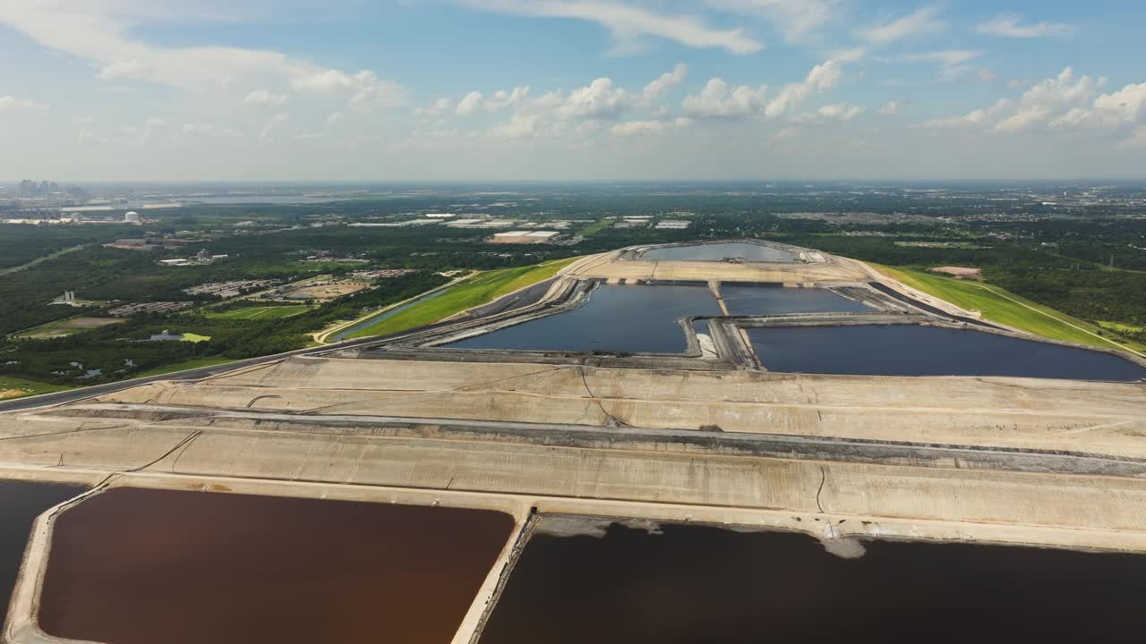 佛罗里达州坦帕市附近用于化学废物储存的工业磷石膏堆。磷肥生产副产物的处理和堆放视频素材