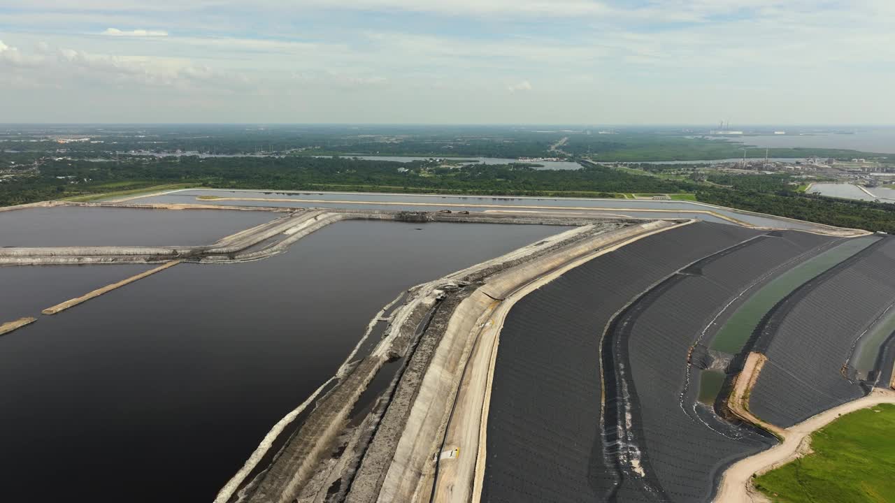 佛罗里达州坦帕附近的大型露天磷石膏废物堆鸟瞰图。磷肥生产副产物处理的潜在危险视频下载