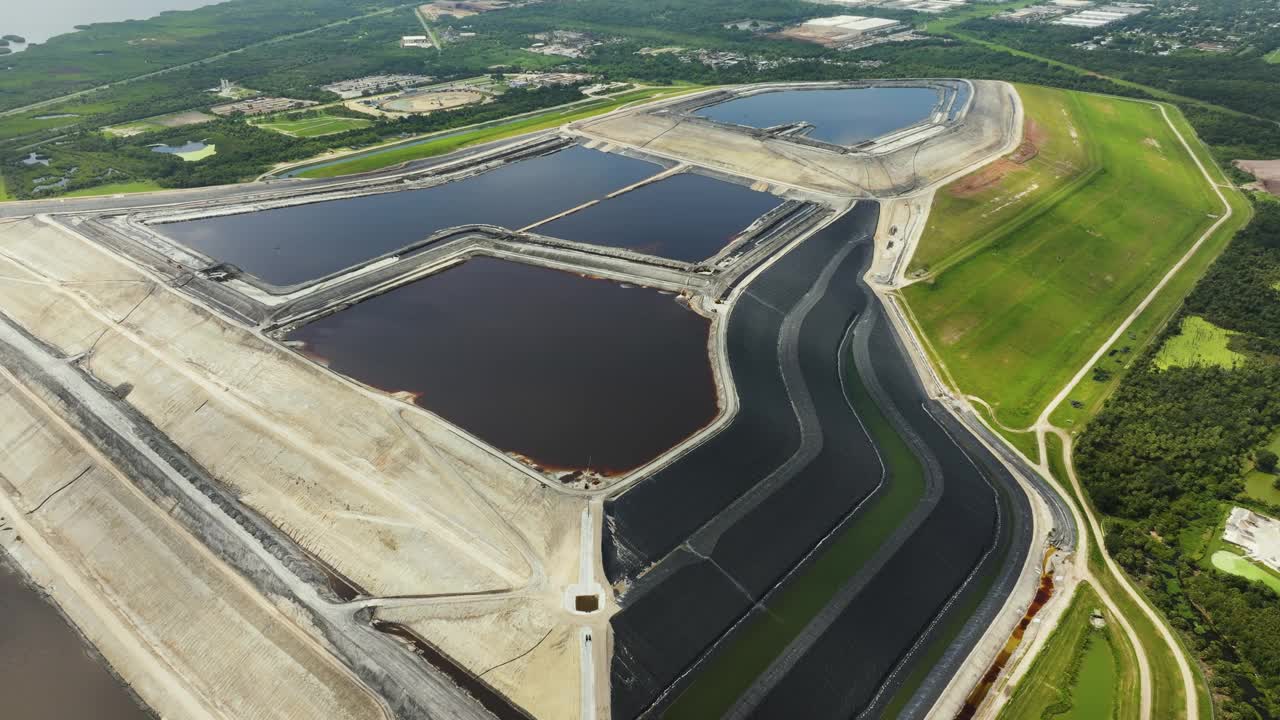 河景磷石膏堆，大型露天磷石膏废物储存附近坦帕，佛罗里达州。磷肥生产副产物处理的潜在危险视频下载