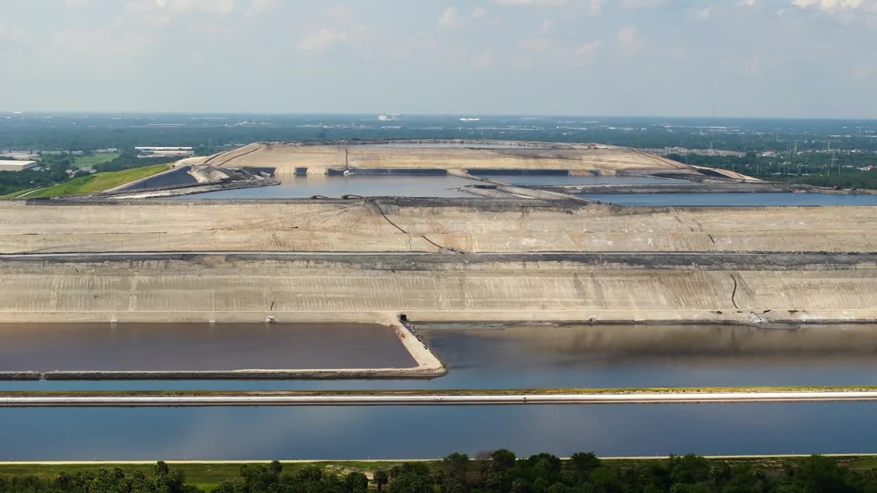 佛罗里达州坦帕附近的大型露天磷石膏废物堆鸟瞰图。磷肥生产副产物处理的潜在危险视频素材