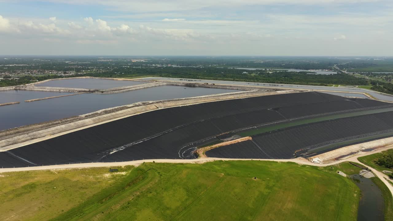 河景磷石膏堆，大型露天磷石膏废物储存附近坦帕，佛罗里达州。磷肥生产副产物处理的潜在危险视频下载