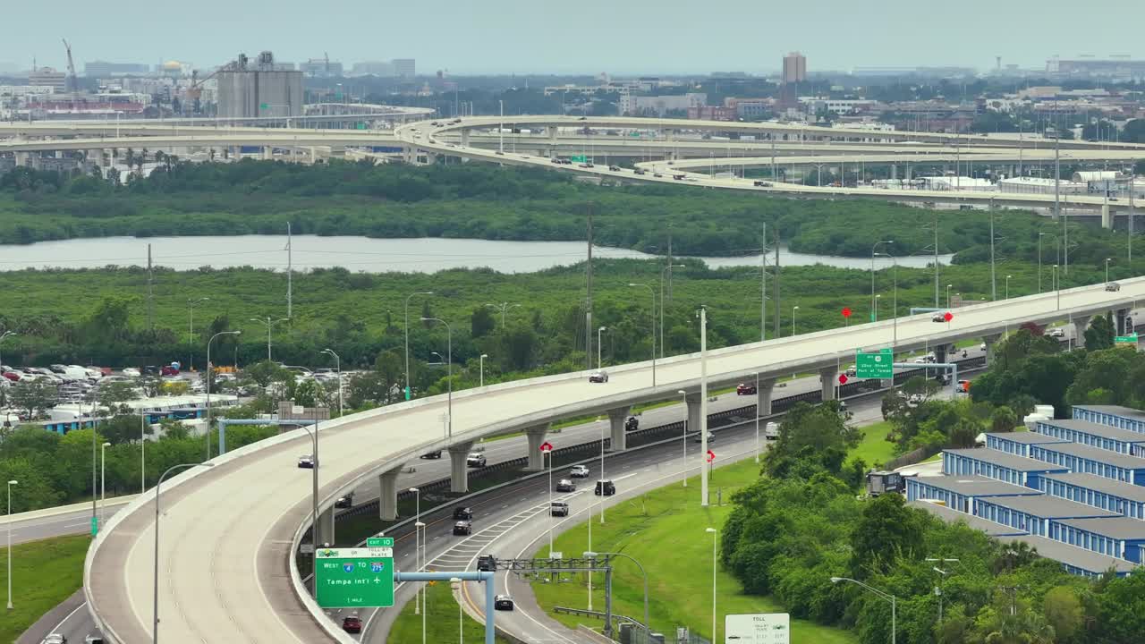 美国交通基础设施概念。从佛罗里达州坦帕市的美国高速公路收费公路上俯瞰高速行驶的汽车视频下载