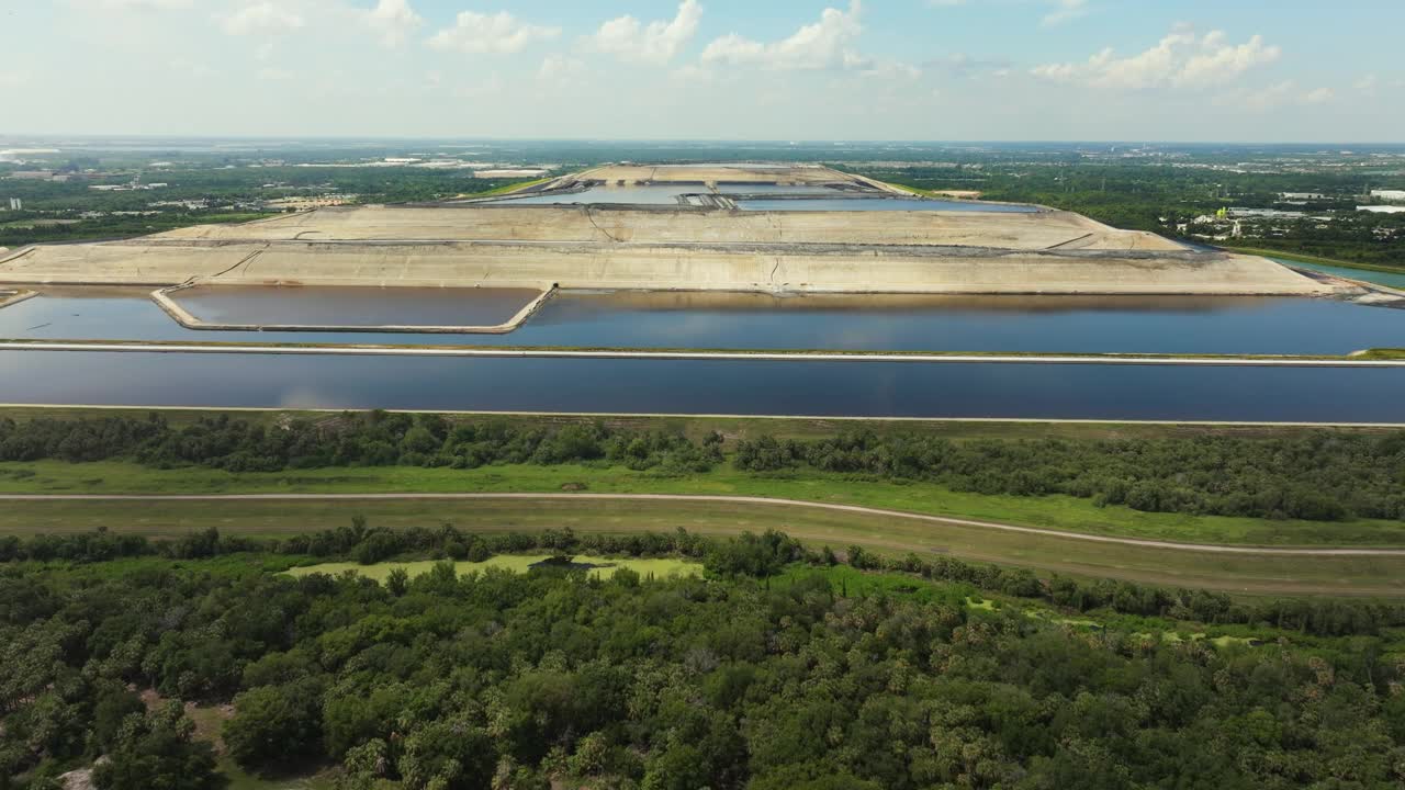 河景磷石膏堆，大型露天磷石膏废物储存附近坦帕，佛罗里达州。肥料生产工业中磷酸盐处理和加工的副产品视频下载