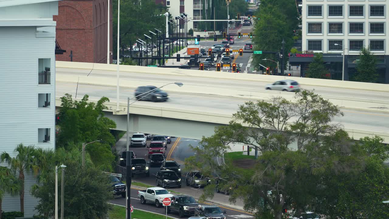 在佛罗里达州坦帕市的高峰时段，美国多车道高速公路上缓慢行驶的汽车的俯视图。从上面看美国的交通基础设施视频下载