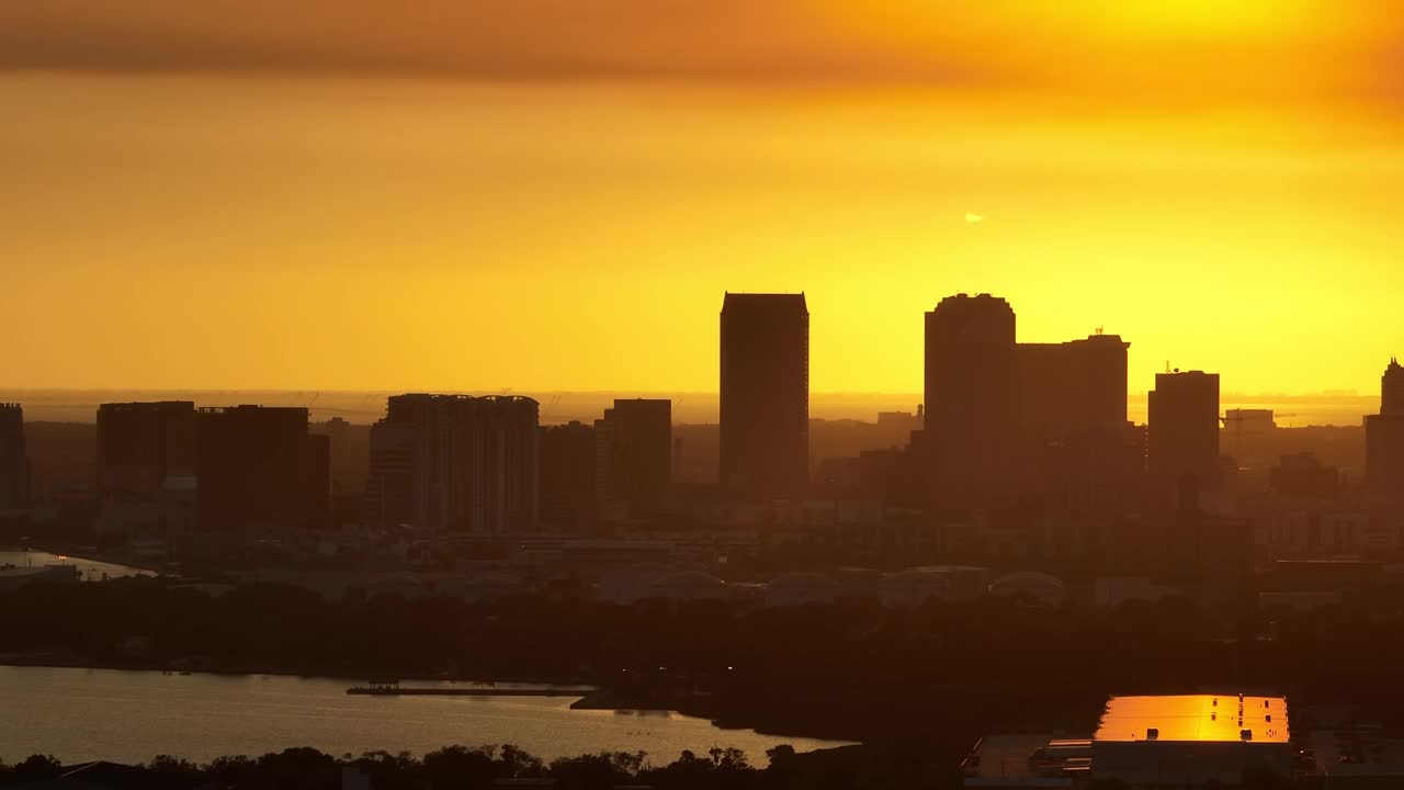 夕阳下，美国佛罗里达州坦帕市市中心的当代高层摩天大楼。拥有商业金融区的美国大都市视频下载